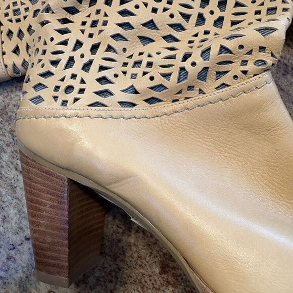 Stuart Weitzman  6M Leather  Gold W/Turquoise Medallion NWT  Spot On Toe - Picture 11 of 16